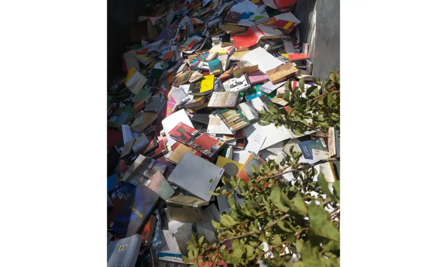 Prefeitura de Osasco joga no lixo livros de biblioteca municipal
